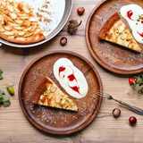Apfelkuchen, angeschnitten auf Tellern mit Vanillesauce