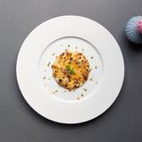 Apfelpfannkuchen angerichtet mit Minze und Pistazien