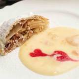 Angeschnittener Apfelstrudel mit knuspriger Teighülle