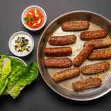 Gebratene Cevapcici in der Pfanne serviert
