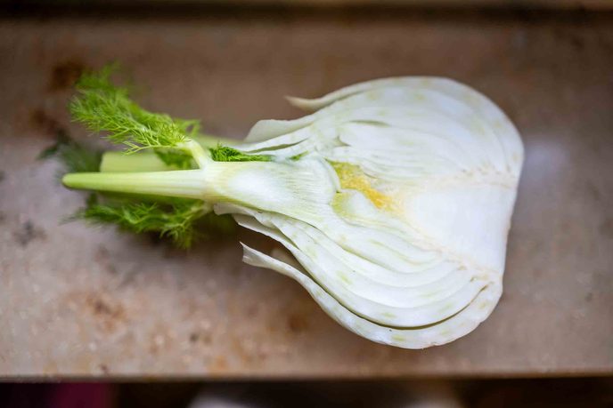 Halbierter Fenchel auf einem Blech am Fensterbrett fotografiert