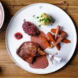 Gänsekeule mit knuspriger Haut, Knödel, Blaukraut und glasierten Karotten