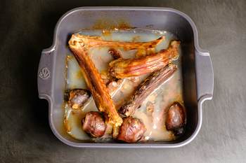 Gegartes Gänseklein mit Hals, Flügeln und Innereien in einer Form