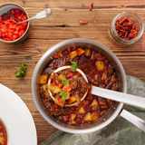 Gulaschsuppe mit Rindfleisch, Kartoffelwürfeln und Paprika im Topf