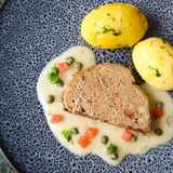 Hackbraten ohne Füllung mit Kapernsoße und Kartoffeln zum Beitrag