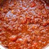 Hackfleisch-Soße Bolognese im Topf