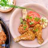 Panierte Hähnchenkeulen aus dem Ofen mit Tomate, Knoblauch und Kräuterdip