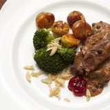 Hirschpfeffer mit Maronen und Brokkoli