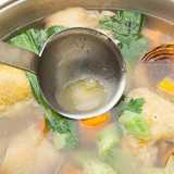 Hühnersuppe im Topf, das wird lecker!