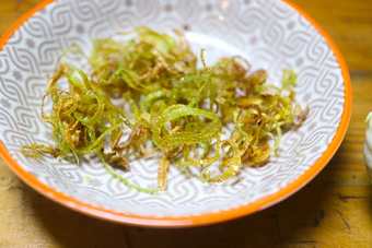 Frittierter grüner Knoblauch