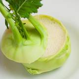 Kohlrabisuppe im Kohlrabi serviert
