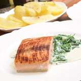 Lachs mit Spinat und Sahne soße,, Foodbild