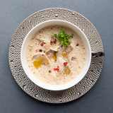 Maronensuppe in der Tasse mit Kresse und rotem Pfeffer