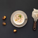 Maronensuppe in der Tasse mit Kresse und rotem Pfeffer
