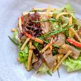Salat mit Matjes dazu Queller und Apfel als Vorspeise