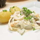 Matjessalat mit Essiggurken und Zwiebeln, Schnittlauch dazu Pellkartoffeln (c) Thomas Sixt