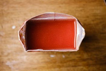 Passierte Tomaten in einer geöffneten Packung