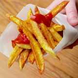 Selbst gemachte Pommes frites mit Ketchup in einer Papiertüte