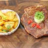 Steak mit Bratkartoffeln prächtigst angerichtetet