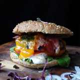 Hamburger selber machen und auf einem Holzbrett servieren