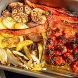 Fertiges Schmorgemüse im Bräter mit gerösteten Paprika Kartoffeln Knoblauch Fenchel und Tomaten
