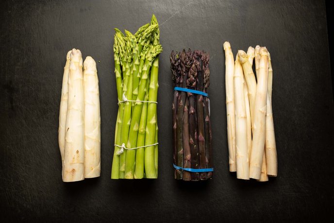 Weißer, grüner und violetter Spargel im Vergleich nebeneinander