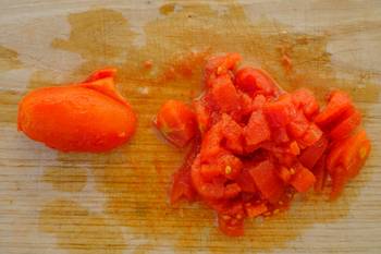 Tomaten aus der Dose, auf dem Brett in Stücke geschnitten