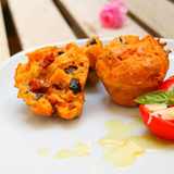 Herzhafte Muffins mit getrockneten Tomaten und Oliven
