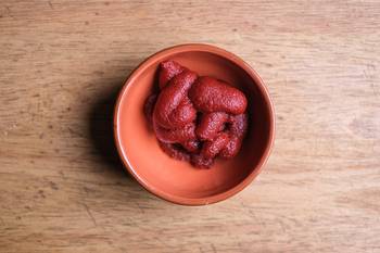 Tomatenmark in einer kleinen Schale