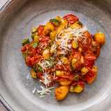 Gnocchi mit Tomatensauce auf dem Teller