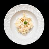 Angerichteter Waldorfsalat mit Walnüssen und Petersilienblatt