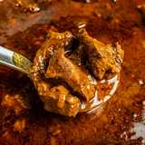 Wildschweingulasch im Schmortopf mit kräftiger Sauce